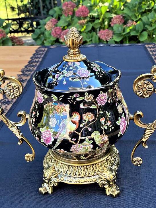 Bronz Ayaklı Siyah Çiçekli Porselen Aksesuar UJ 067