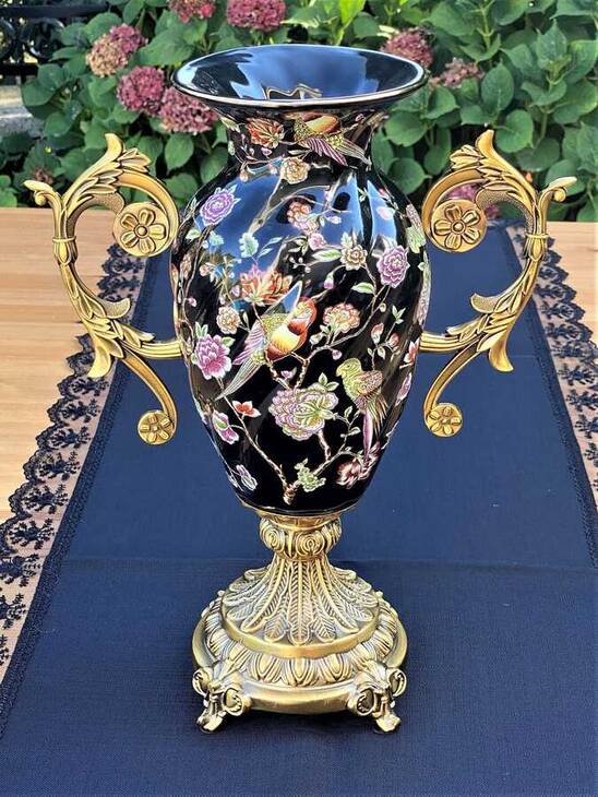 Bronz Ayaklı Siyah Çiçekli Porselen Vazo